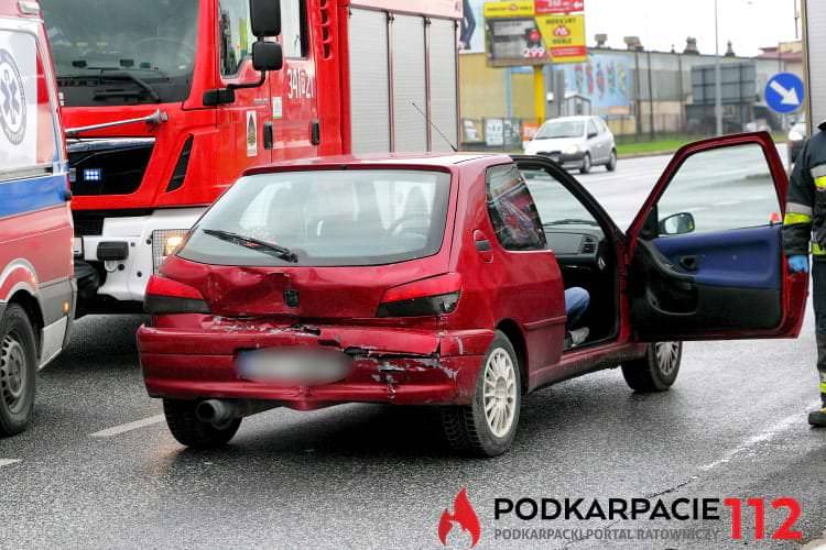 Najechanie na tył. Uszkodzone dwa samochody