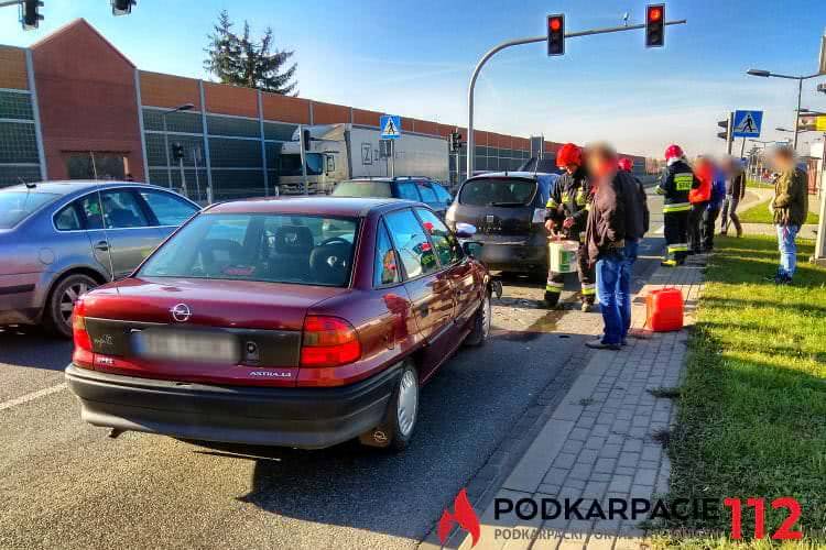 Zderzenie trzech samochodów przed przejściem dla pieszych