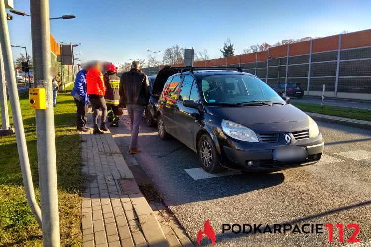 Zderzenie trzech samochodów przed przejściem dla pieszych