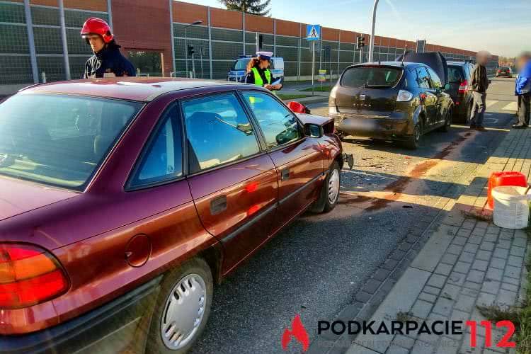Zderzenie trzech samochodów przed przejściem dla pieszych