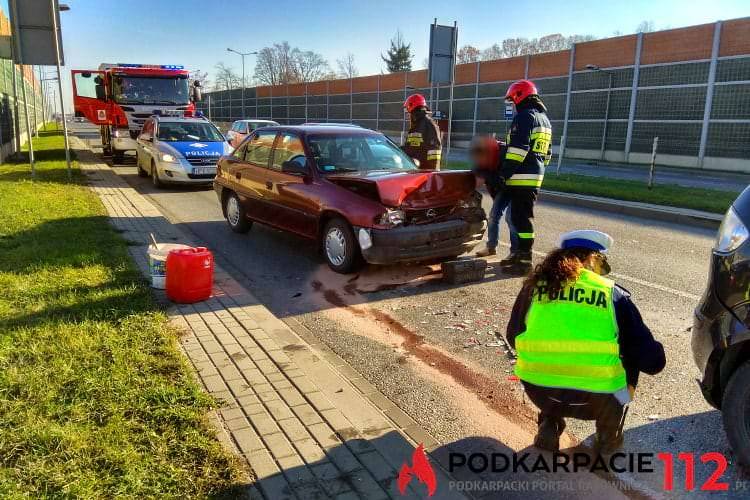 Zderzenie trzech samochodów przed przejściem dla pieszych
