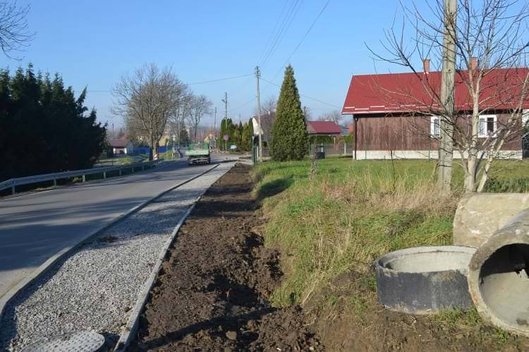 Trwają prace przy budowie nowego chodnika w Jedliczu