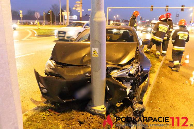 Uniknął zderzenia ale rozbił subaru na latarni