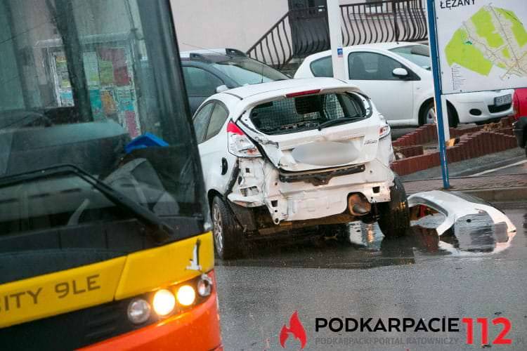 Zderzenie osobówki, ciężarówki i autobusu w Łężanach