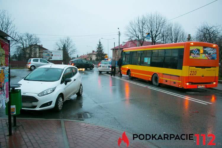 Zderzenie osobówki, ciężarówki i autobusu w Łężanach