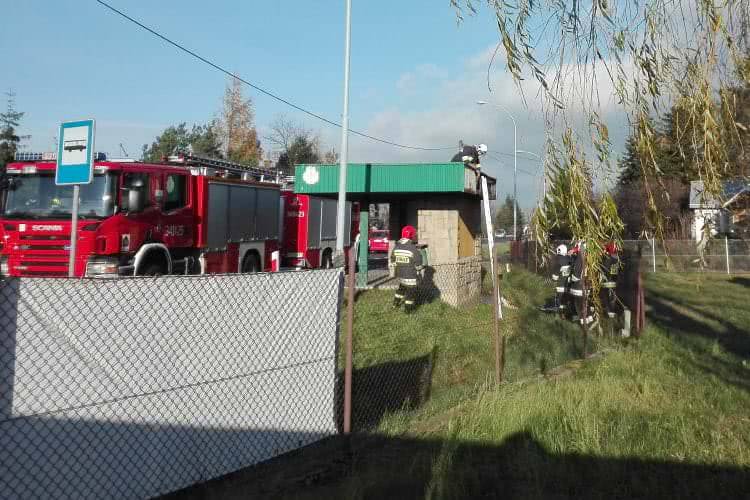 Wiatr uszkodził przystanek