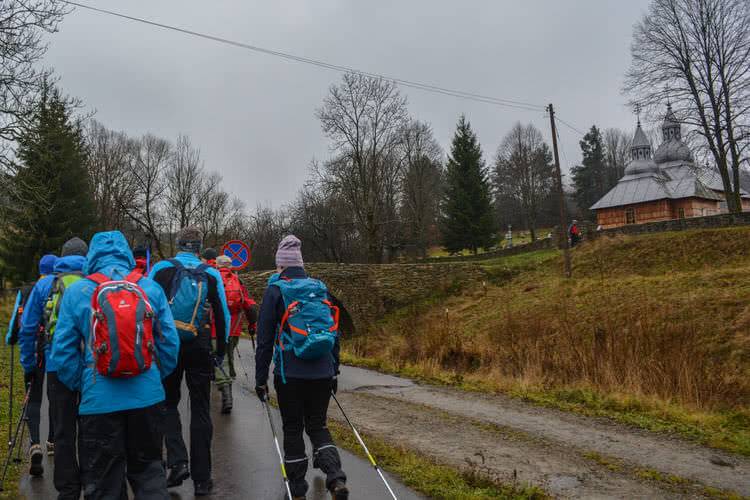 Z smartfonem lub przewodnikiem na ścieżkę "Olchowiec"
