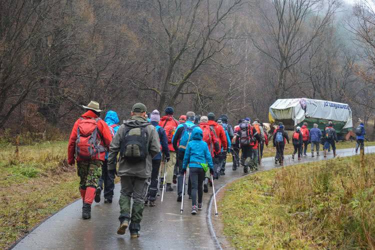 Z smartfonem lub przewodnikiem na ścieżkę "Olchowiec"