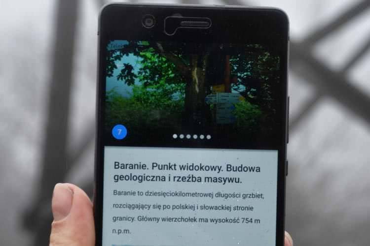 Z smartfonem lub przewodnikiem na ścieżkę "Olchowiec"