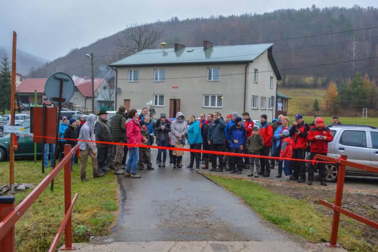 Z smartfonem lub przewodnikiem na ścieżkę "Olchowiec"