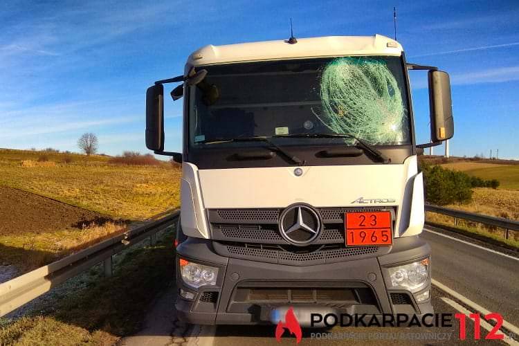 Bryła lodu spadła na ciągnik siodłowy
