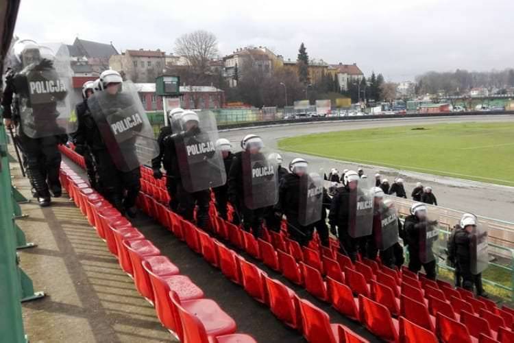 Funkcjonariusze policji ćwiczyli na krośnieńskim stadionie