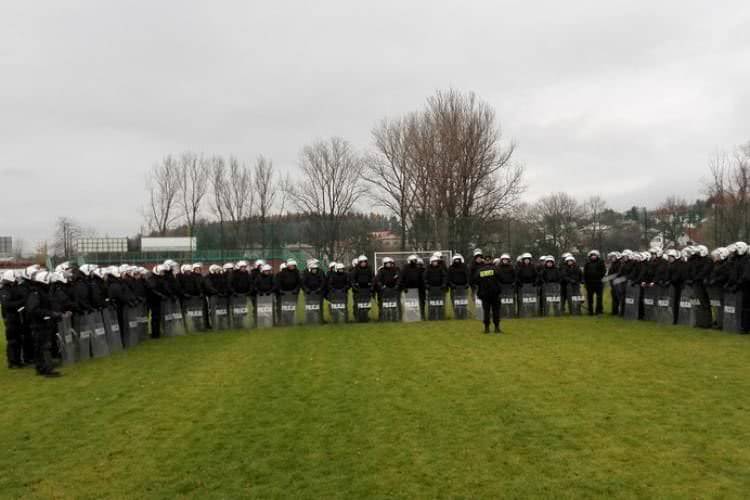 Funkcjonariusze policji ćwiczyli na krośnieńskim stadionie