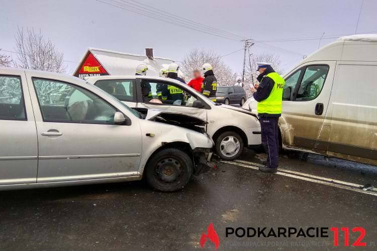 Kraksa w Miejscu Piastowym. Trzy samochody rozbite