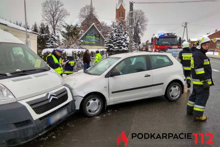 Kraksa w Miejscu Piastowym. Trzy samochody rozbite