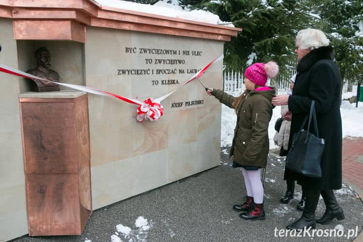 Szkoła Podstawowa w Zalesiu z imieniem i sztandarem