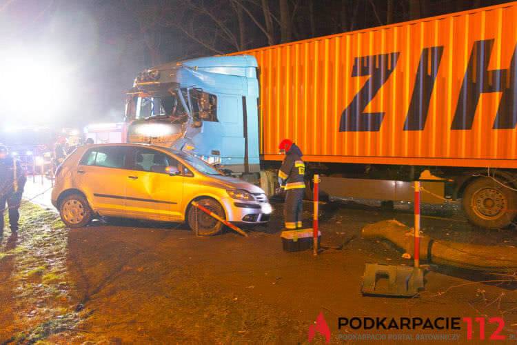 Wypadek w Dukli, TIR uderzył w powalone drzewo