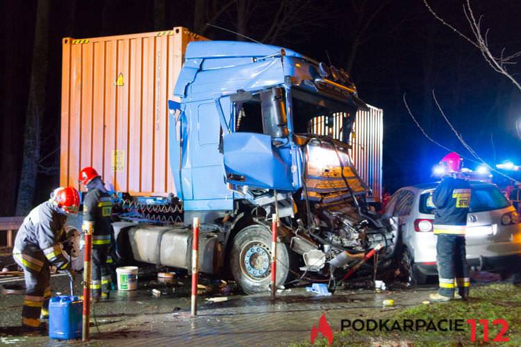 Wypadek w Dukli, TIR uderzył w powalone drzewo