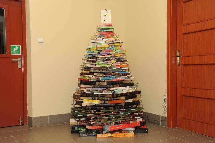 "Książkowa" choinka w PBW w Krośnie