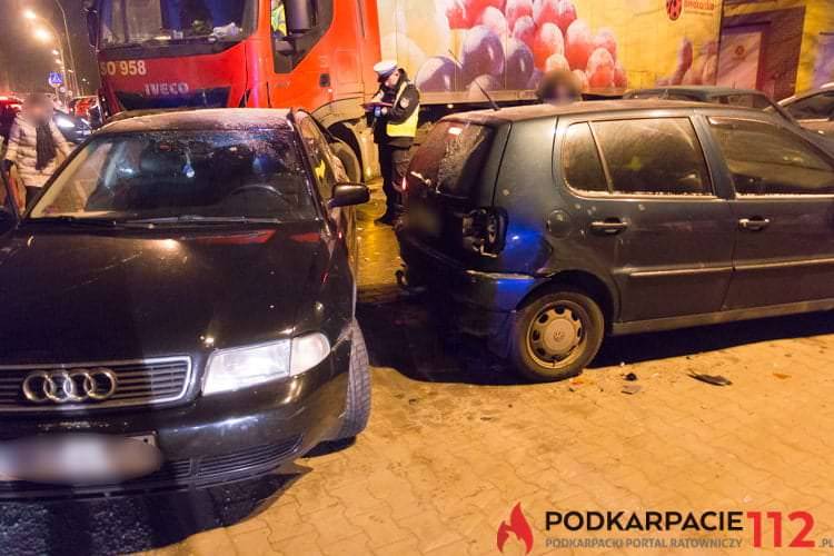 Zderzenie trzech samochodów na Naftowej