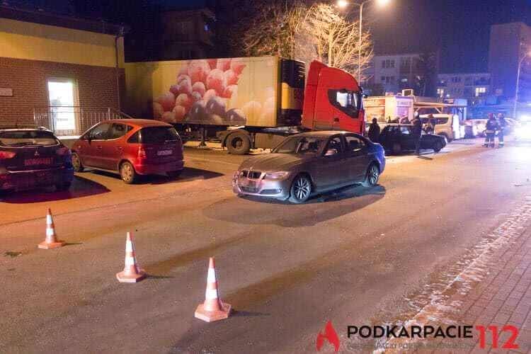 Zderzenie trzech samochodów na Naftowej