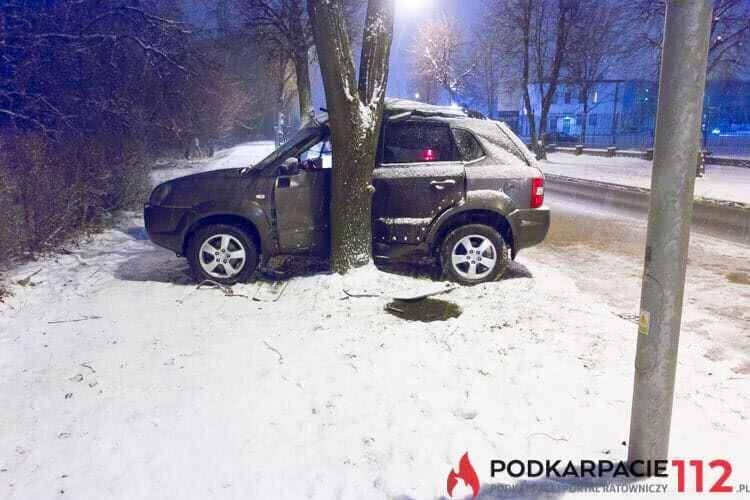 Kierowca hyundaia uderzył w drzewo