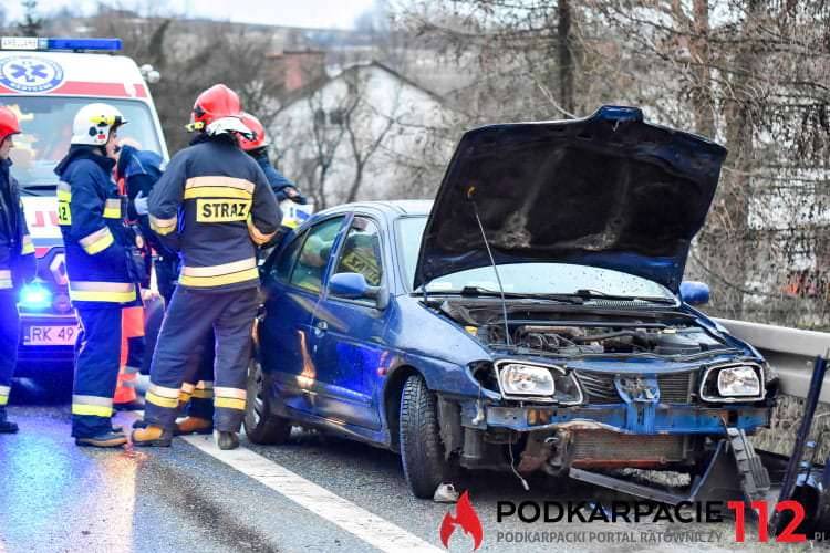 Wpadła w poślizg na zakręcie
