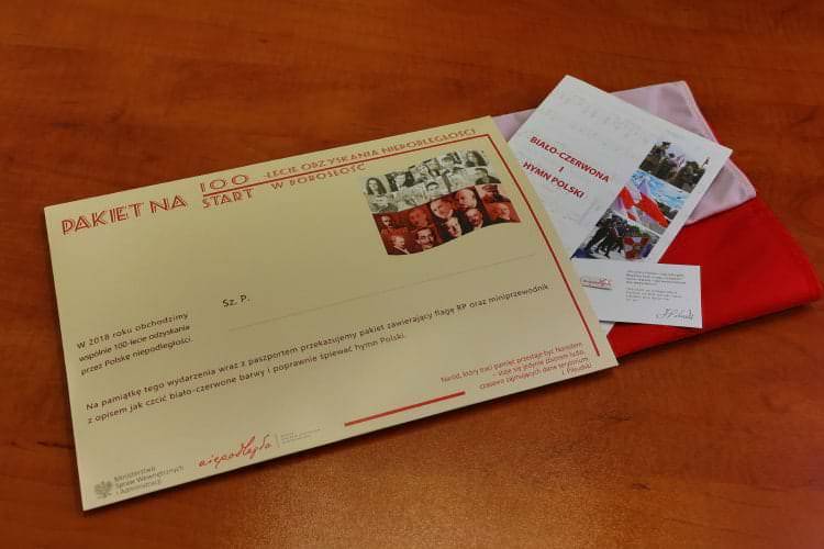 18-latkowie do paszportu dostaną pakiet na 100-lecie odzyskania niepodległości