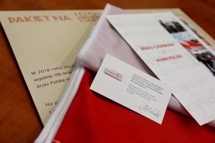 18-latkowie do paszportu dostaną pakiet na 100-lecie odzyskania niepodległości