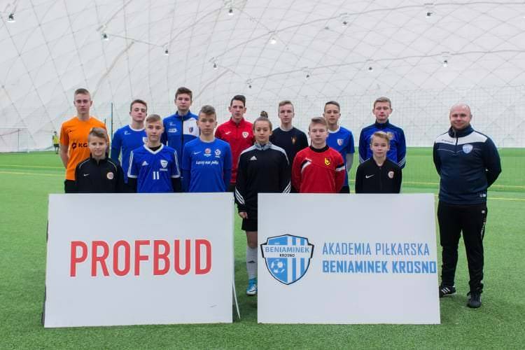 Wychowankowie i byli zawodnicy Beniaminka odwiedzili krośnieńską Akademią 