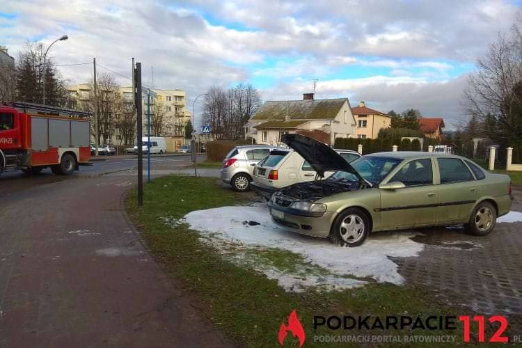 Pożar opla na parkingu