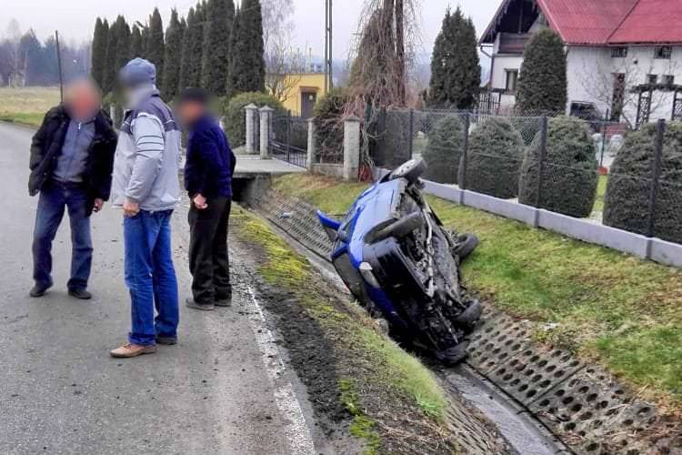 Wpadł do rowu i przewrócił się na bok