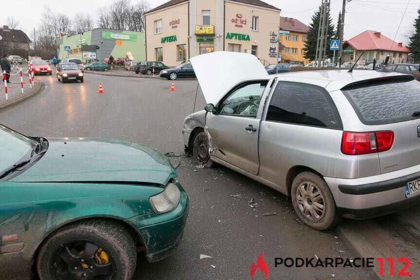 Zderzenie samochodów w Zręcinie