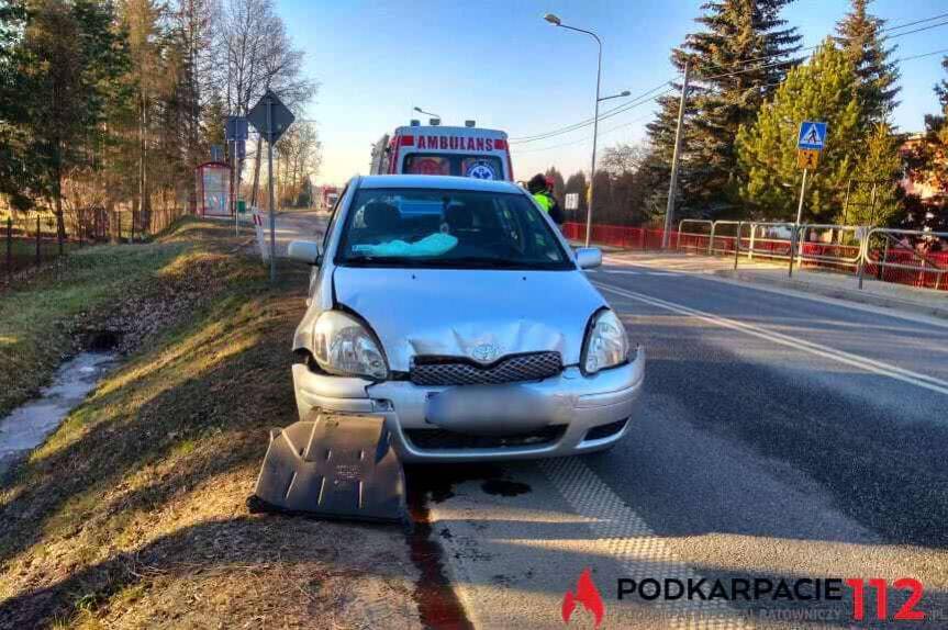 Najechanie na tył pojazdu, dwie osoby poszkodowane