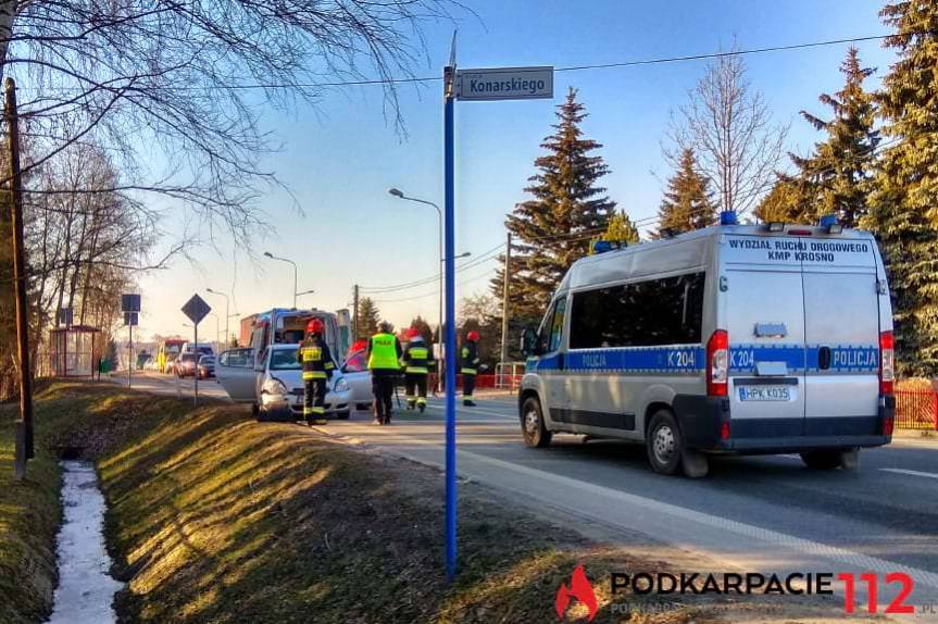 Najechanie na tył pojazdu, dwie osoby poszkodowane