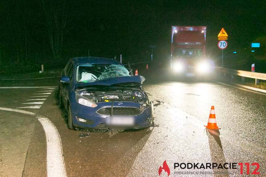 Zderzenie osobówki i tira w Woli Komborskiej