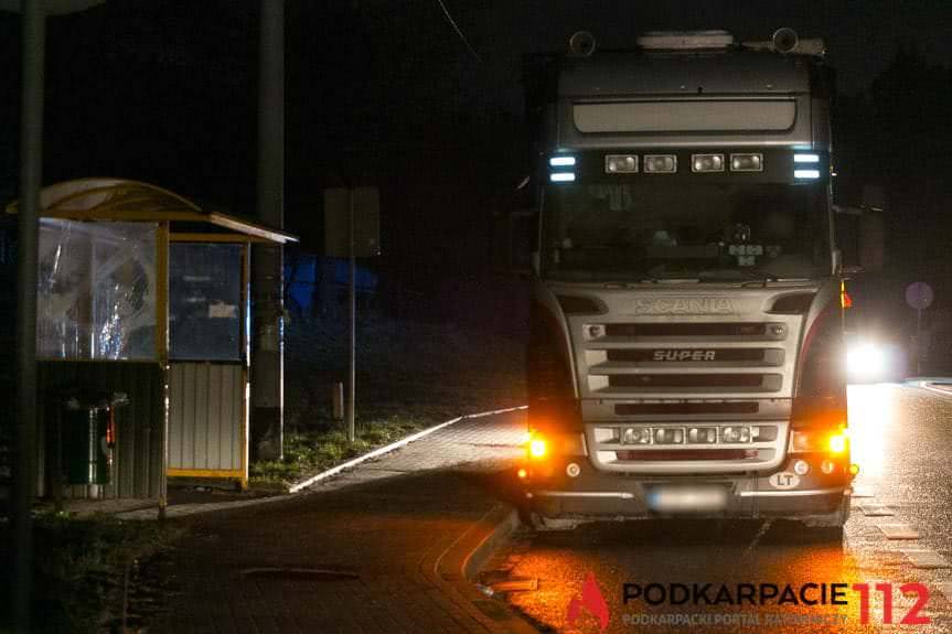 Zderzenie osobówki i tira w Woli Komborskiej
