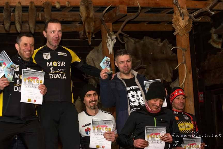 Zawodnicy sekcji rowerowej na trasach "Zimowe Tropy Żbików"