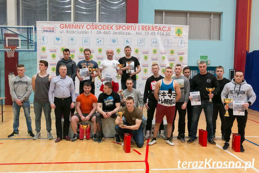 Siłacze wyciskali sztangę leżąc