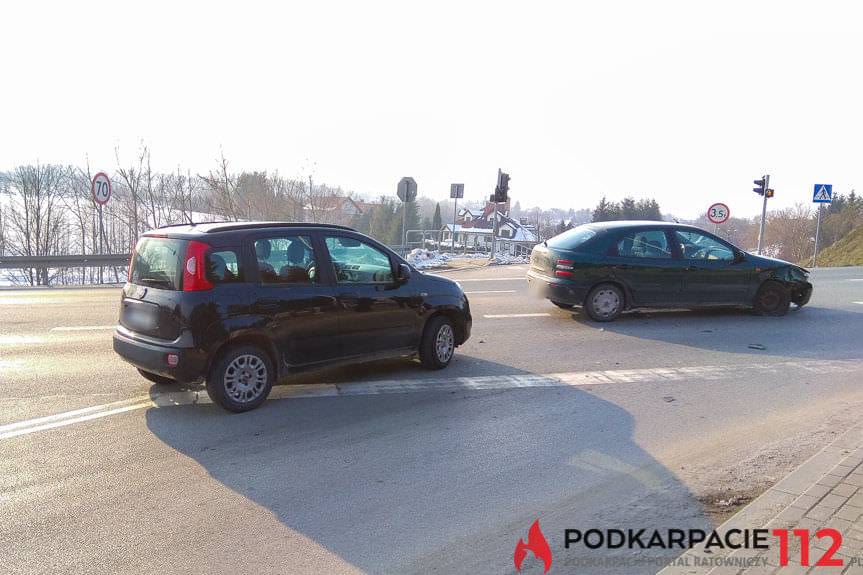 Zderzenie fiatów na skrzyżowaniu