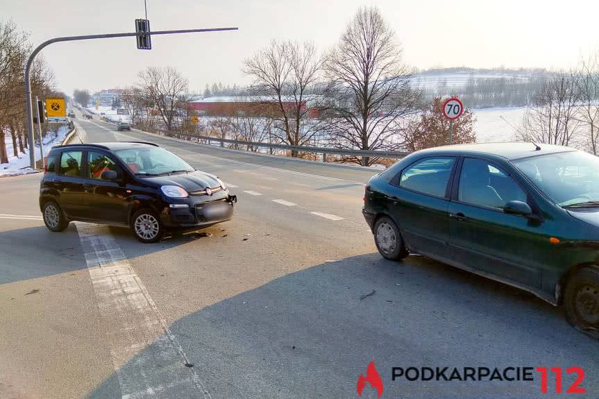 Zderzenie fiatów na skrzyżowaniu