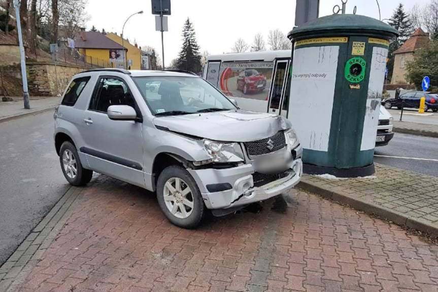 Zderzenie suzuki i dodge'a na Podwalu