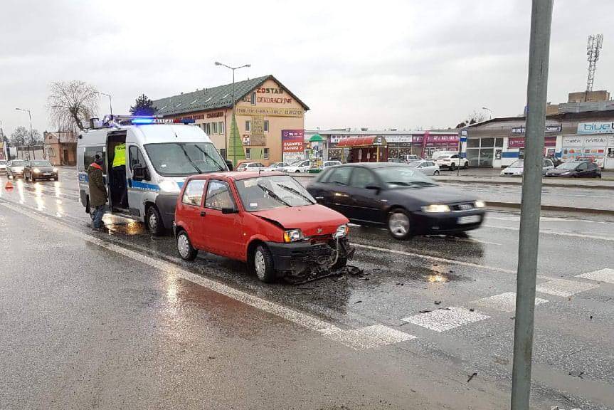 Najechanie na tył pojazdu przyczyną kolizji