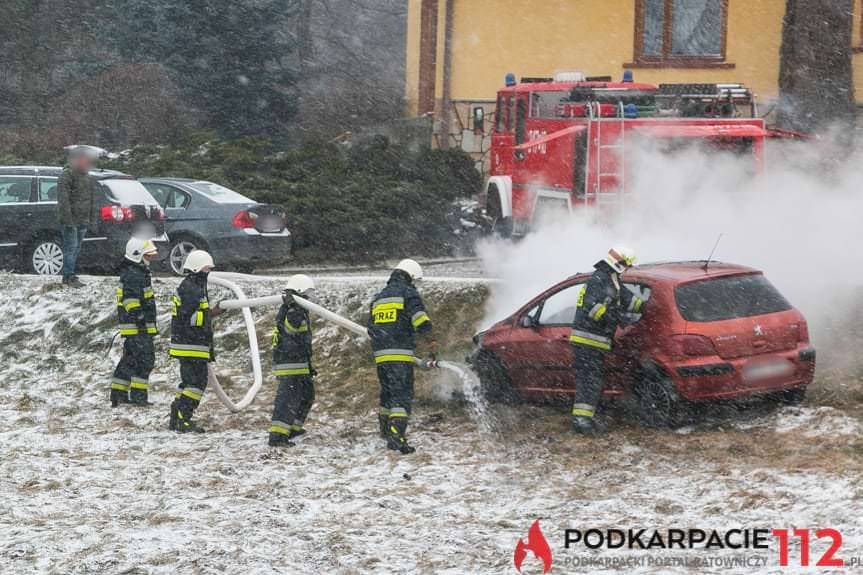 W Żeglcach spłonął samochód