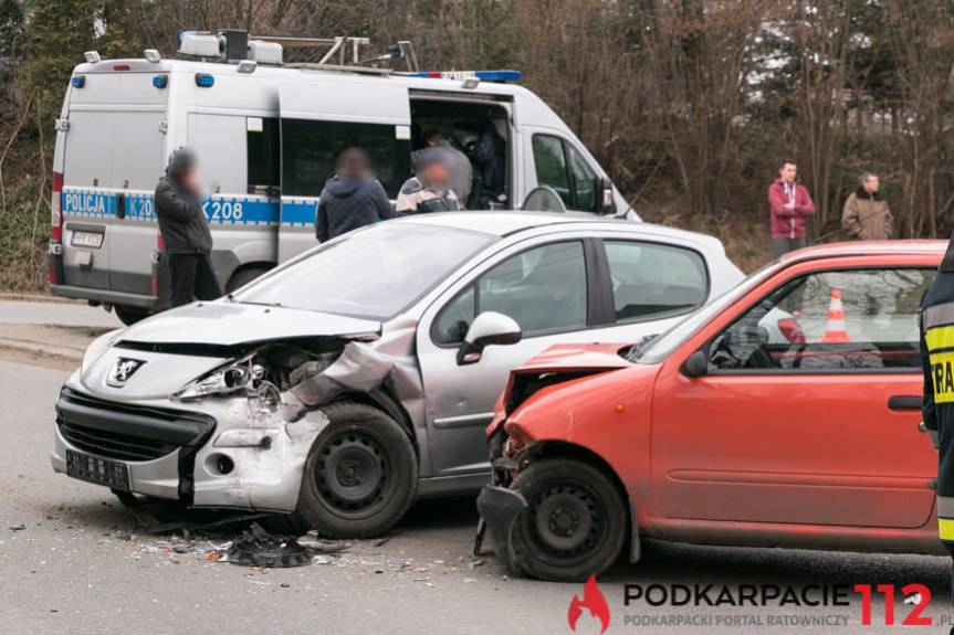 Zderzenie peugeota i fiata, jedna osoba poszkodowana