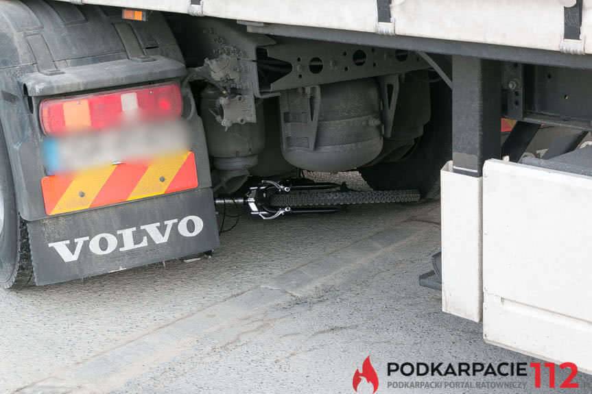 Pod kołami TIRa zginęła 18-latka