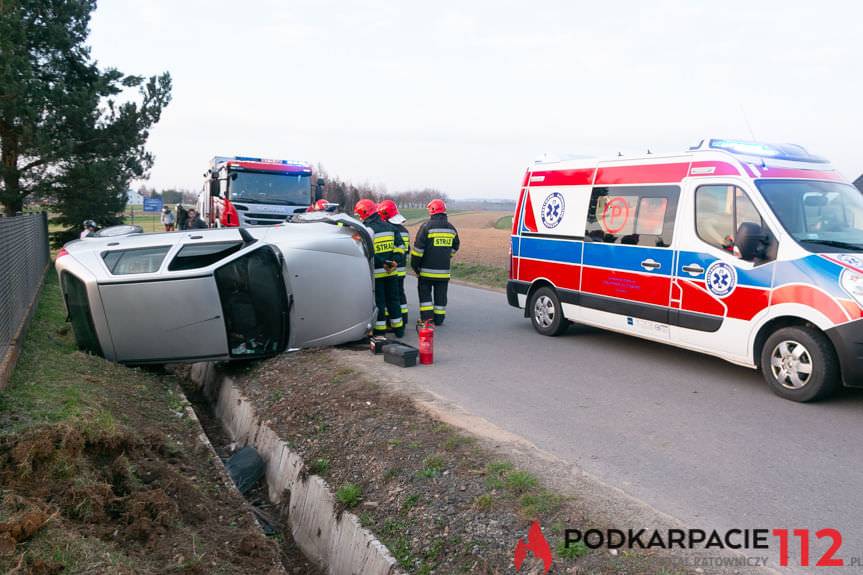 Samochód na boku, kierowca pijany