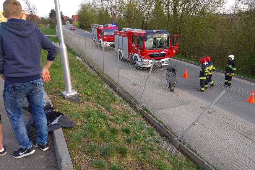 Motocyklem staranował ogrodzenie