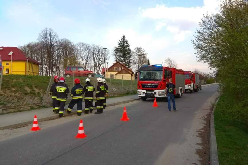 Motocyklem staranował ogrodzenie