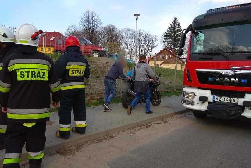 Motocyklem staranował ogrodzenie